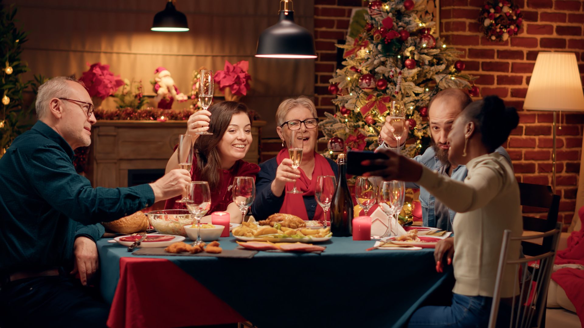 Festas de fim de ano e balança: como aproveitar sem se descuidar da dieta